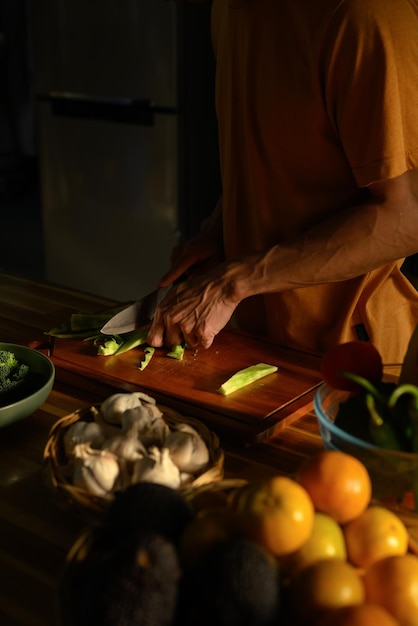 Šéfkuchár pripravuje jedlo